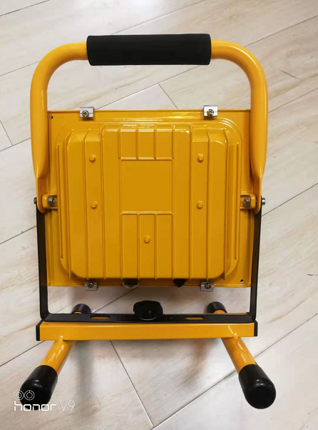 无线强光LED灯：照亮户外与应急场景的关键伴侣