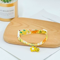 В форме цветка, желтый