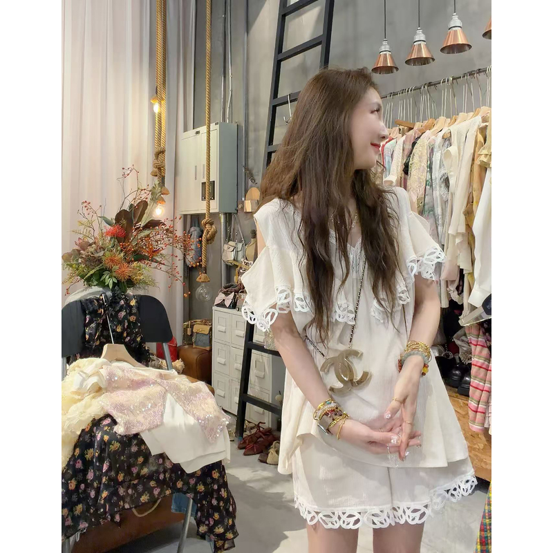 【Sura】Korean-Style Gentle Off-The-Shoulder Ruffled Textured Shirt + Shorts Set Q60619807 【Sura】Korean-Style Gentle Off-The-Shoulder Ruffled Textured Shirt + Shorts Set Q60619807