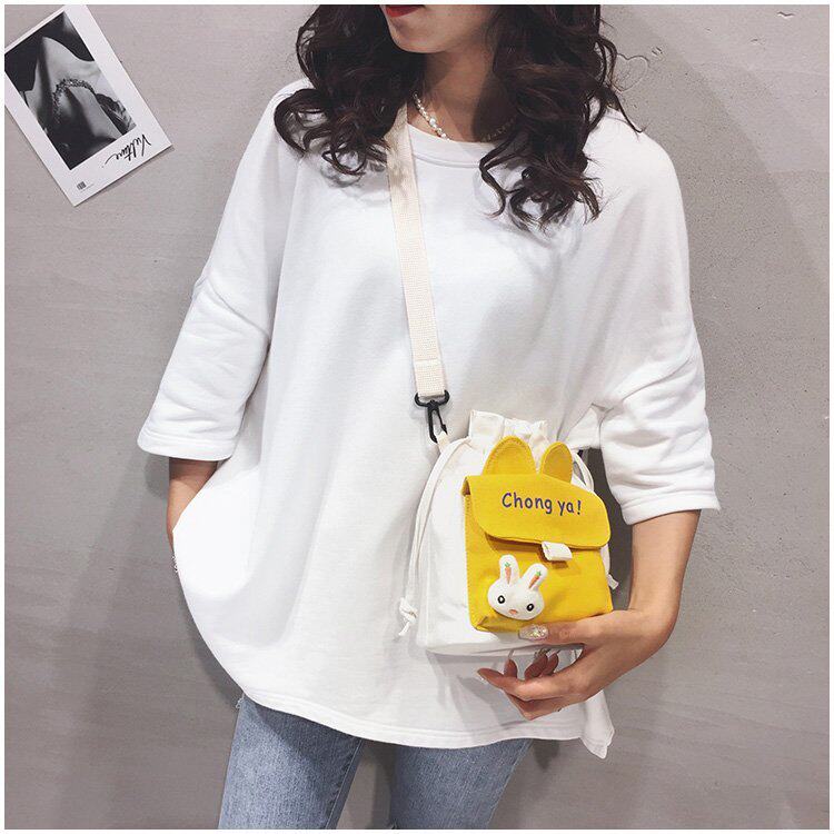 Детская сумка на ремне 春夏新款学生帆布小包包甜美淑女撞色单肩包可爱潮挂件抽绳斜挎包 Jifanpaul