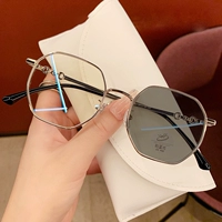 Серебряный [серый серый]