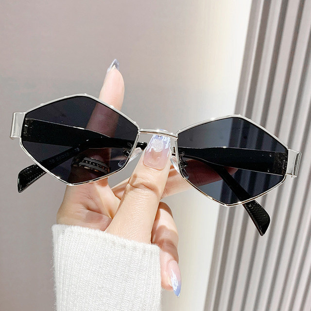 Retro Diamond-Shaped 2026 New Style Sunglasses with Small Frames, European and American Street Style, Instagram-Worthy, High-End Women's Street Style Sunglasses
