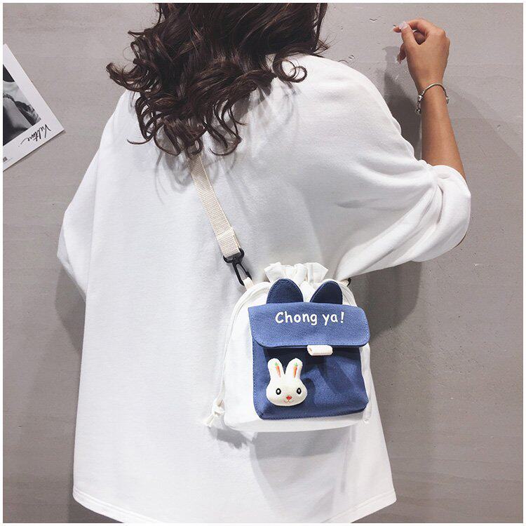 Детская сумка на ремне 春夏新款学生帆布小包包甜美淑女撞色单肩包可爱潮挂件抽绳斜挎包 Jifanpaul