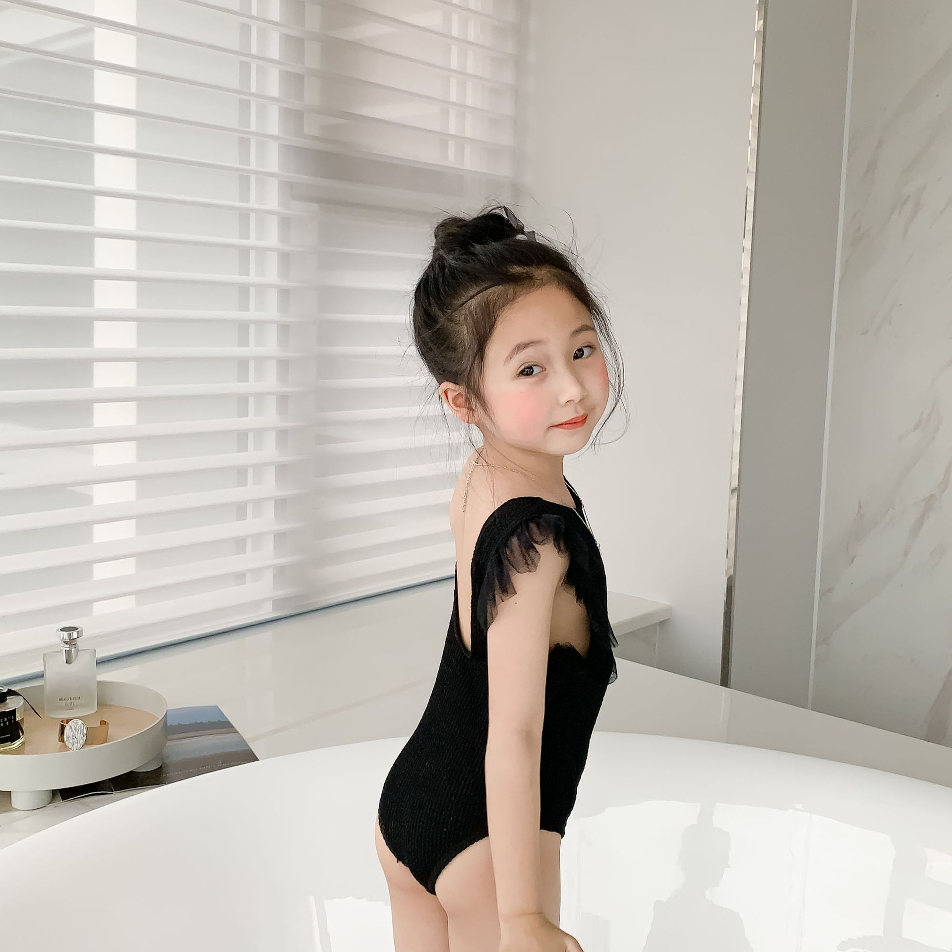 Children's Swimwear Summer 2024 New Girls Flying Sleeve One-piece Sun Protection Swimsuit Children's Fashionable Swimwear