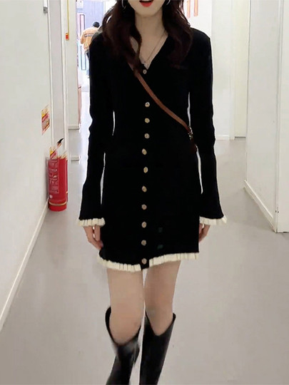 Thousand gold style black knitted dress for women autumn and winter 2026 new style small design and temperament hip-hugging short skirt