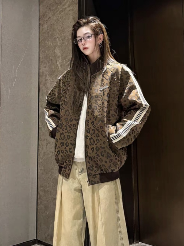 Sanqi 26Aw/Autumn Retro Leopard Print Stand Collar Three-Stripe Leather Jacket, Unisex, Loose Fit, Versatile and Fashionable Sanqi 26Aw/Autumn Retro Leopard Print Stand Collar Three-Stripe Leather Jacket, Unisex, Loose Fit, Versatile and Fashionable
