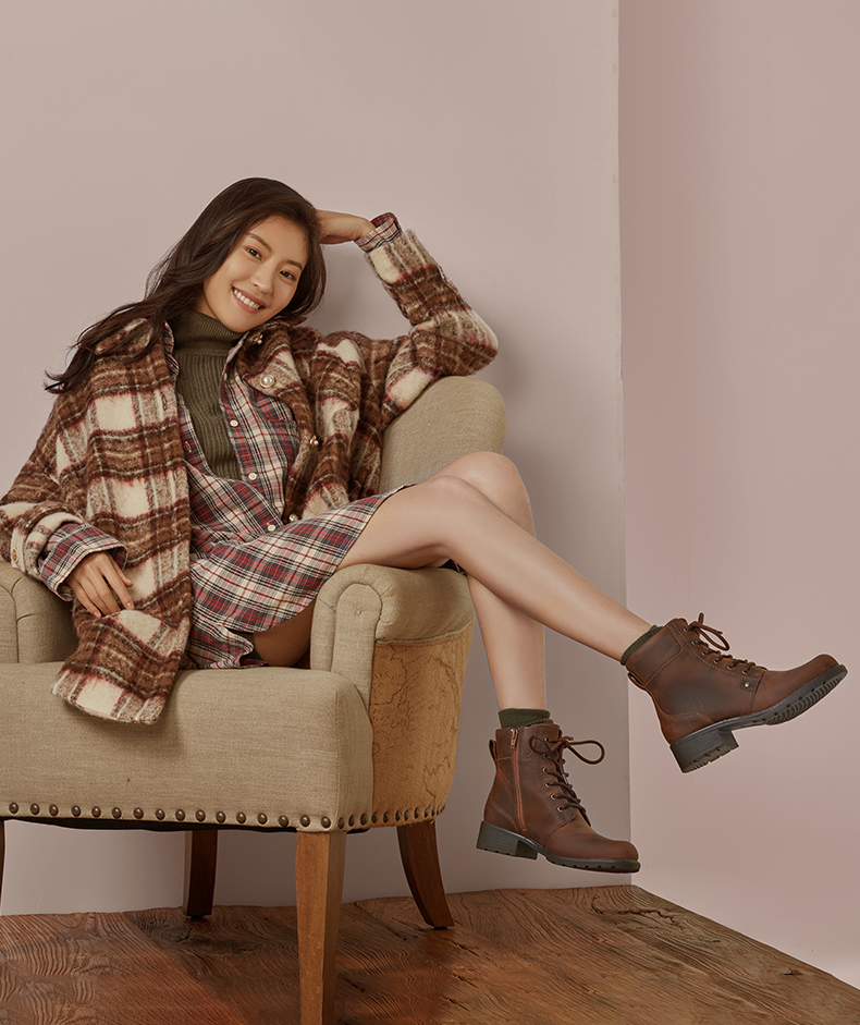 Clarks 其乐 女士头层牛皮 铆钉机车马丁靴 图1