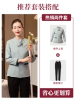 Зеленый лонгслив, черные штаны