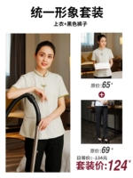 Зеленая футболка, черные штаны, короткий рукав