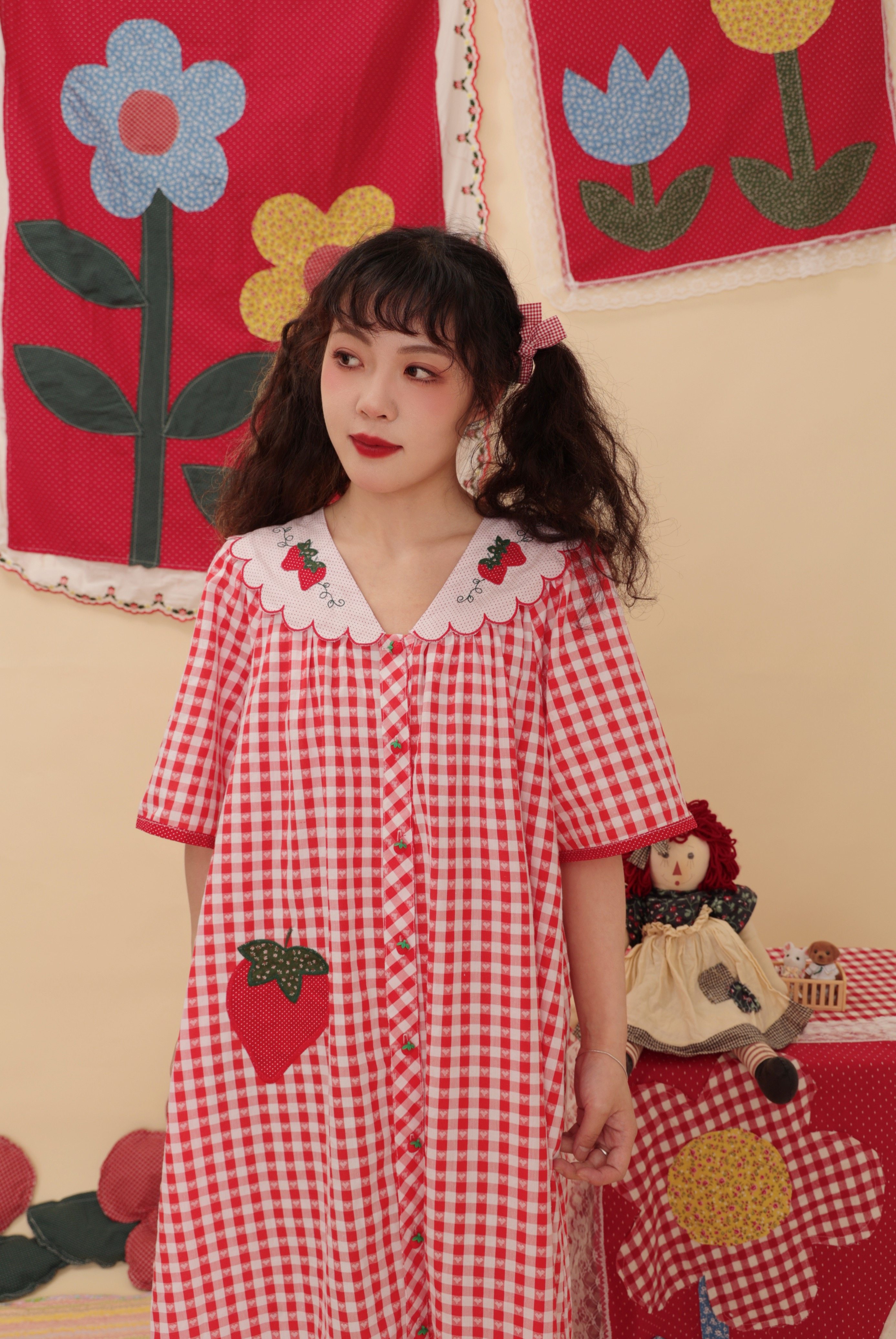 古着ライクな少女感。いちごのアップリケとハート柄チェックの
