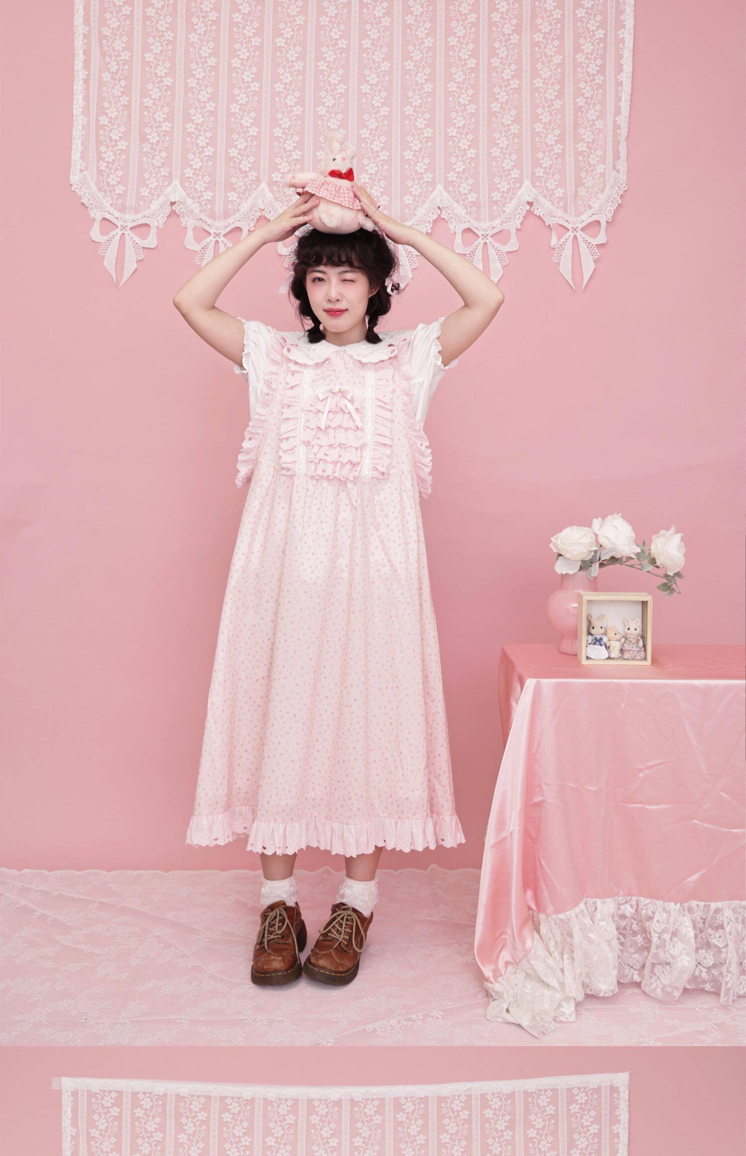 送料無料 12%OFF】レトロガーリー 蝶レース刺繍ピンクキャミワンピース