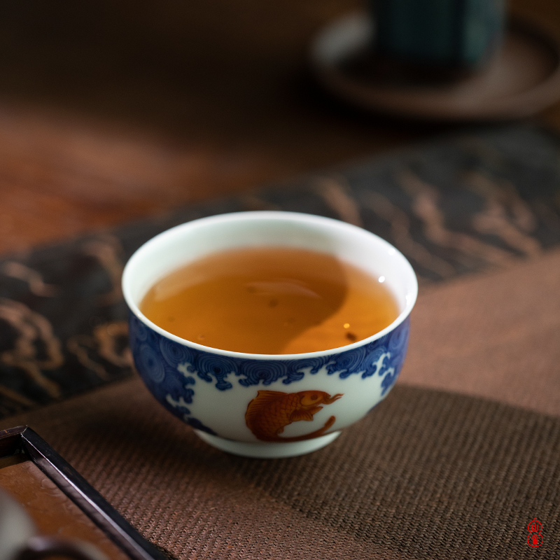 Qin Qiuyan jingdezhen blue and red see colour seawater fish grain cup cup master cup single CPU ceramic sample tea cup by hand