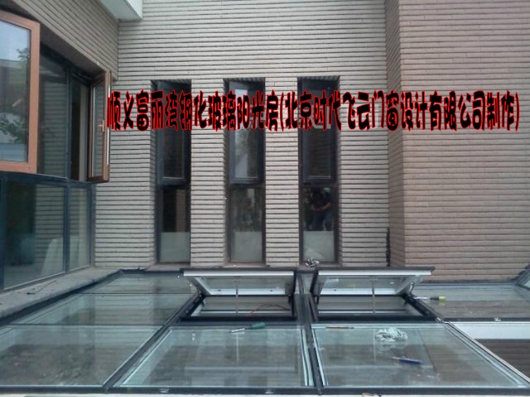 Old Palace Lang Runway Underground Courtyard Laminated glass top coated with color glass to make broken bridge Aluminum doors and windows balconies