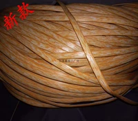 Желтые перья имеют маленький плоский ротан