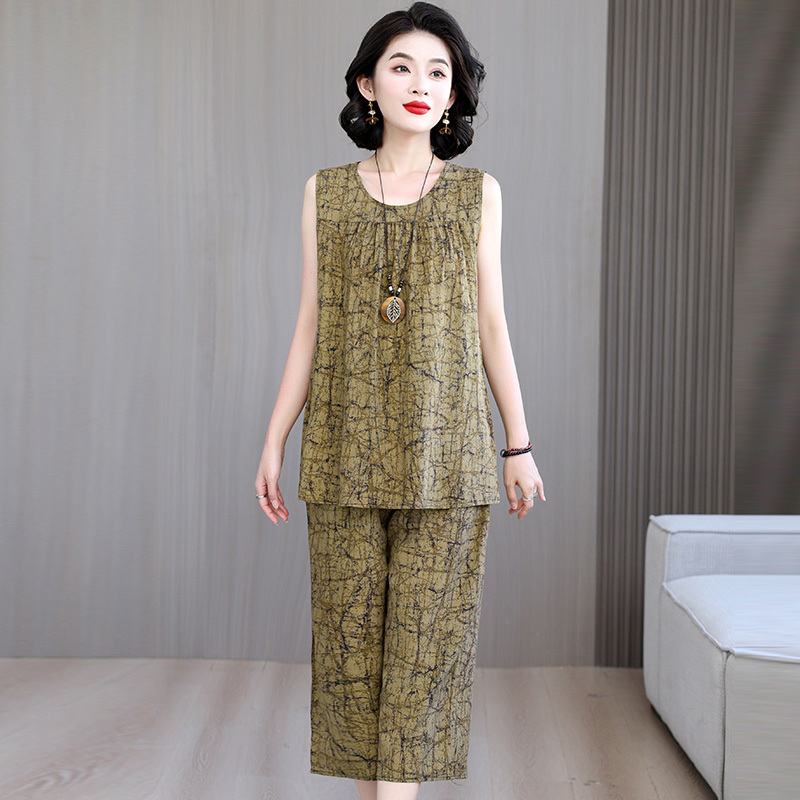 Middle-Aged and Elderly Women's Cotton Silk Suit, Plus Size, Loose-Fitting Mother's Clothing, Casual Sleeveless Top and Three-Quarter Pants Two-Piece Set