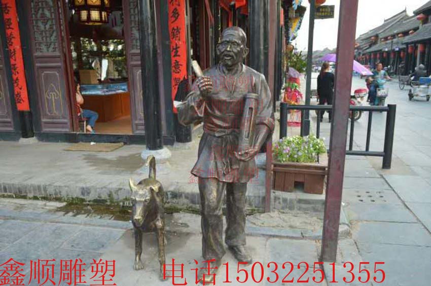 Elderly patrol beats more sculpted old Grandpa Knocks Sculpture Hotel Doorway Storefront Decoration Sculpture Old Man Walking Dog