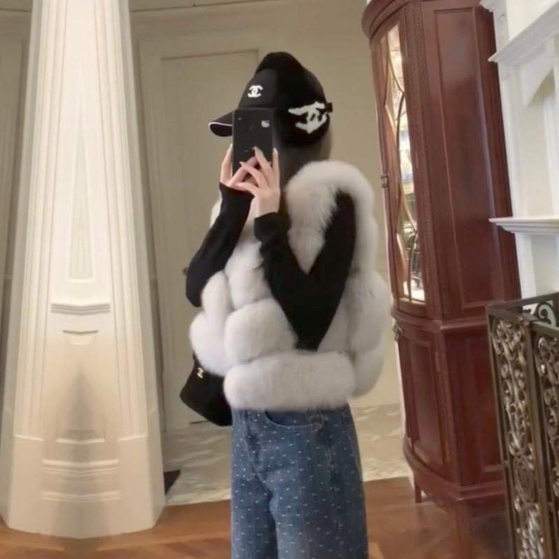 2025 New Eco-Friendly Fox Fur Vest for Women, Short Winter Coat, Slimming Fur Vest, Young Style