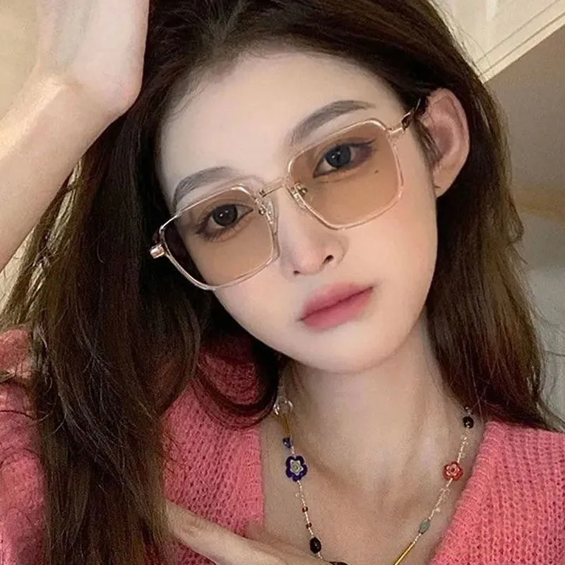 Color-Changing Prescription Glasses for Women, Ultra-Light Trendy Cool Tea-Colored Transparent Frame, Stylish High-Appearance Large Frame, Slimming Effect, Natural Look, Non-Prescription Lenses