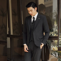 Темно-серая пуговица (костюм + брюки), свободная рубашка и галстук