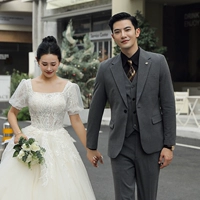 Средняя серая пуговица (костюм + жилет + брюки), свободная рубашка и галстук