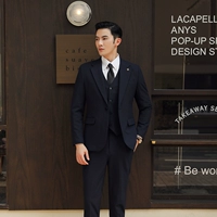 Темно-синяя рубашка с одной пуговицей (костюм + брюки), свободная рубашка и галстук.