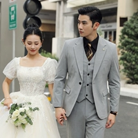 Светло-серая пуговица (костюм + жилет + брюки), свободная рубашка и галстук.