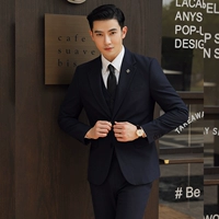 Темно-синяя рубашка с двумя пуговицами (костюм + брюки), свободная рубашка и галстук.