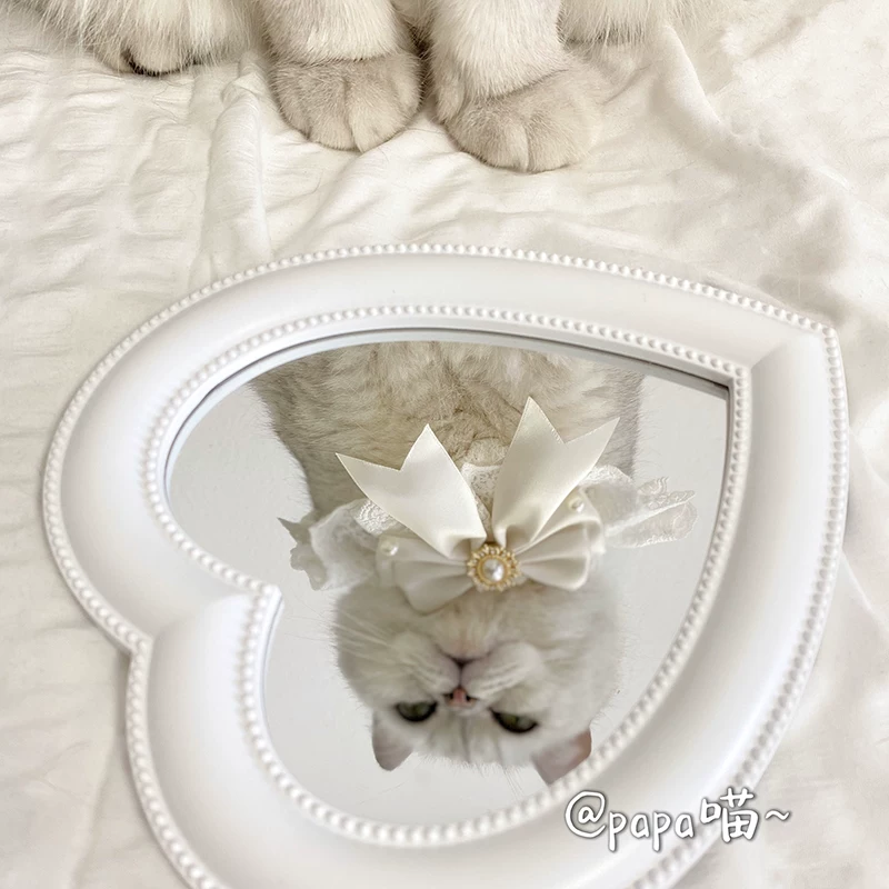 White scarf, lace eating bib