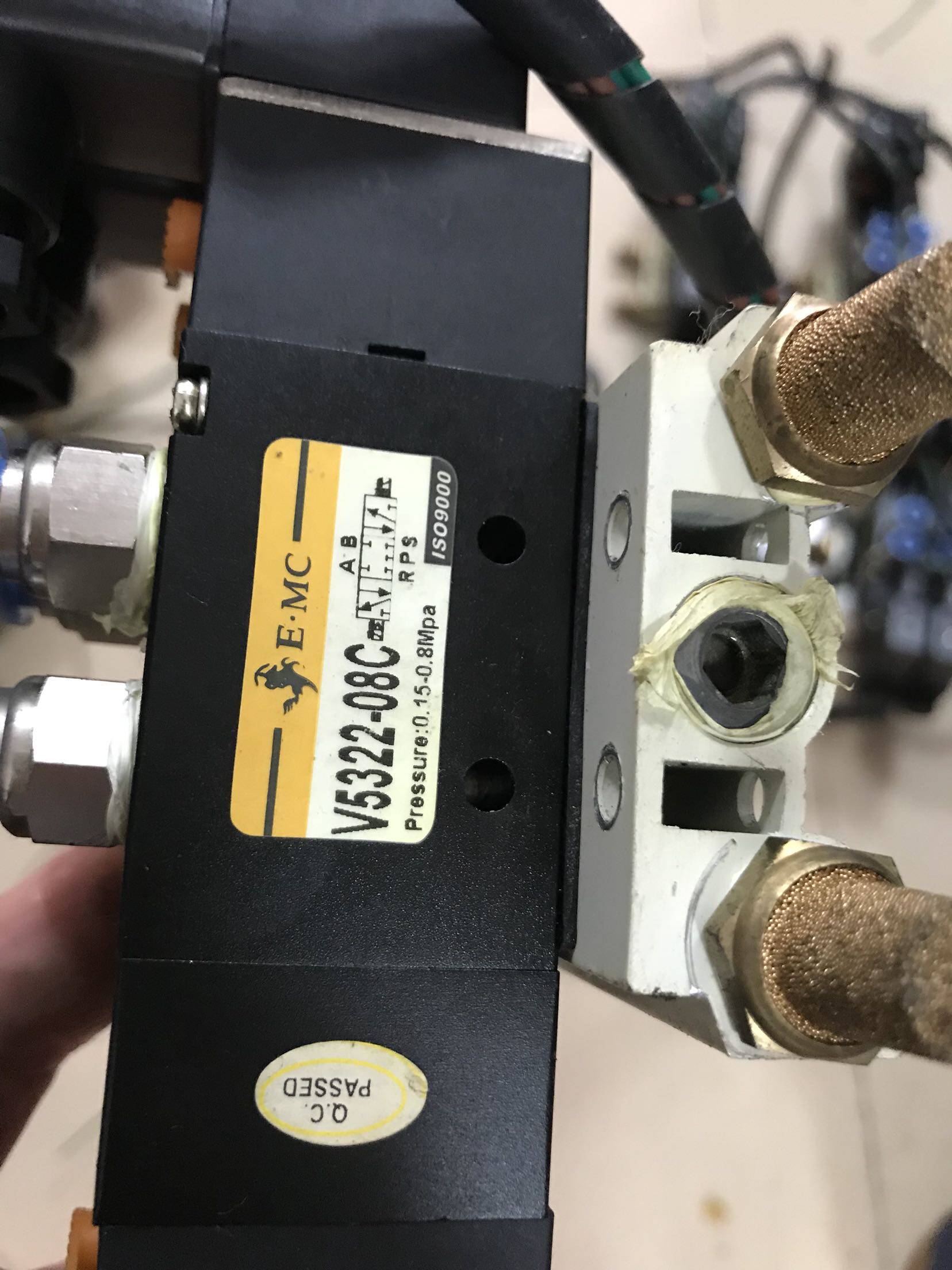 Dismantling second-hand EMC Yitai Nuo solenoid valve V5322-08C whole group price DC24v physical map easy to use