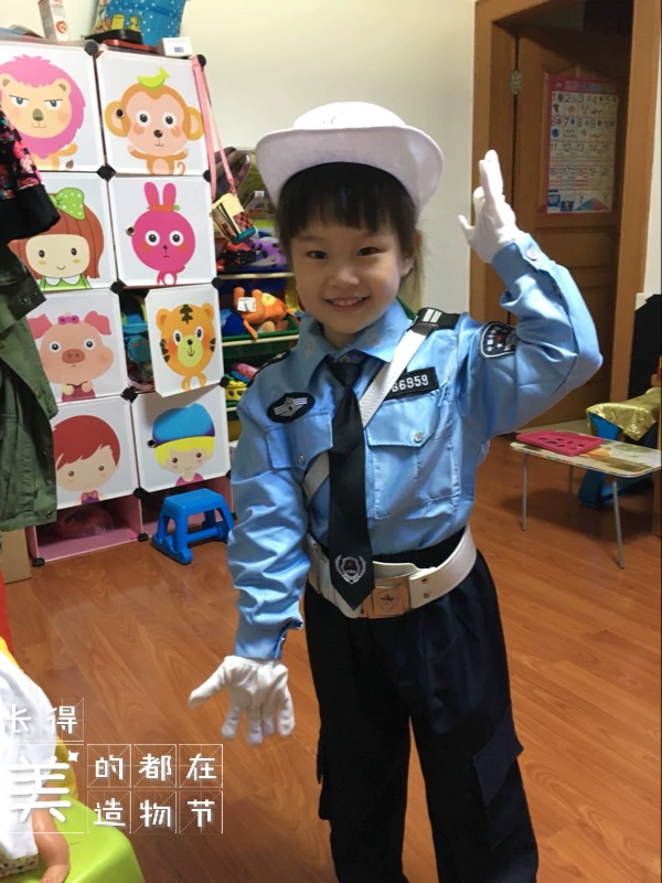 Cảnh sát nhỏ quần áo cảnh sát trẻ mẫu giáo hiệu suất nhỏ cảnh sát giao thông hiệu suất đồng phục trẻ em cảnh sát chơi đạo cụ