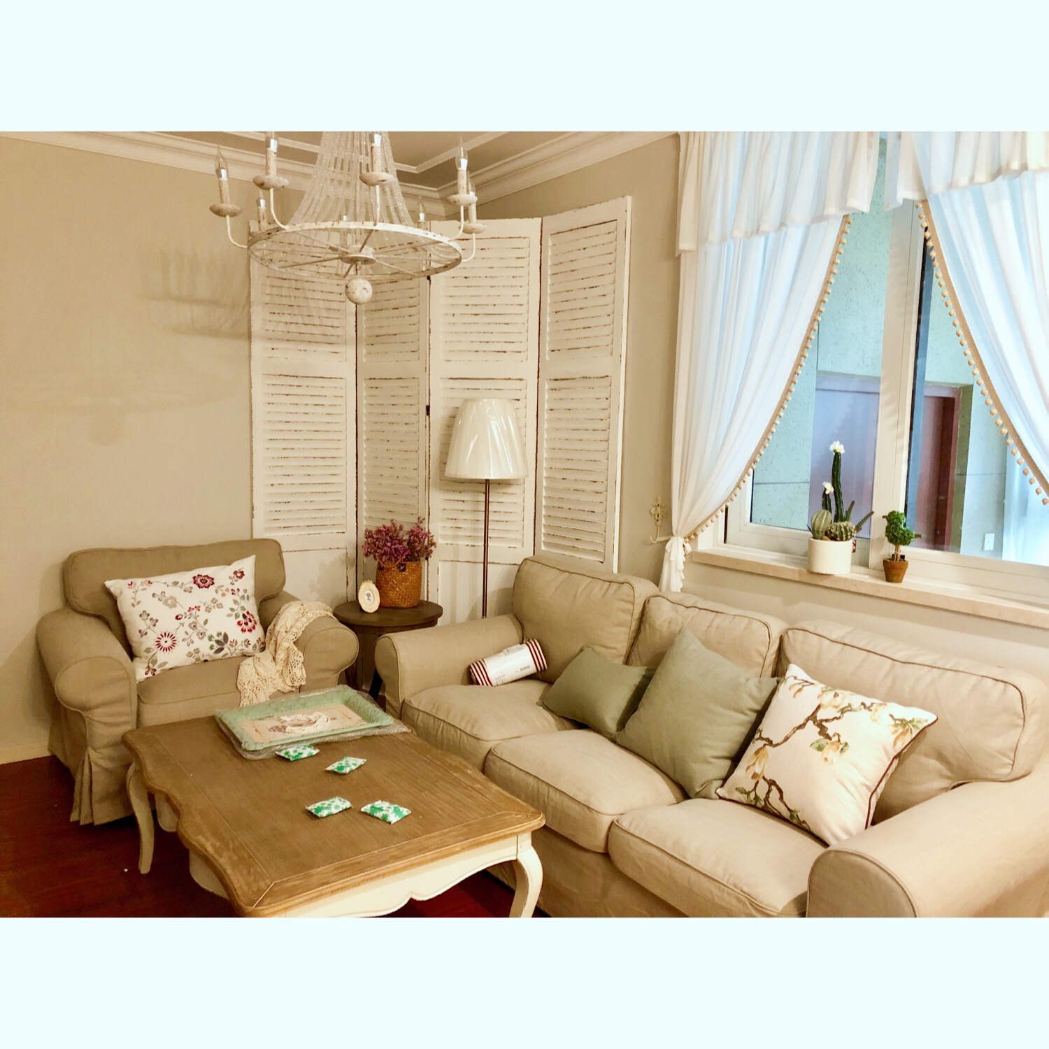 Nước Pháp trắng retro cũ cửa chớp gỗ rắn màn hình cửa hàng quần áo trang trí cửa sổ phân vùng chụp nền - Màn hình / Cửa sổ lam gỗ phòng khách đẹp