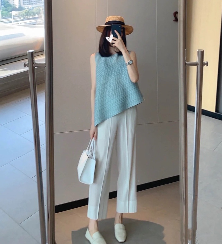Miyake Women's Top Pleated Top 2025 Summer Irregular Round Neck Sleeveless T-Shirt Loose Plus Size Slimming Tank Top Miyake Women's Top Pleated Top 2025 Summer Irregular Round Neck Sleeveless T-Shirt Loose Plus Size Slimming Tank Top