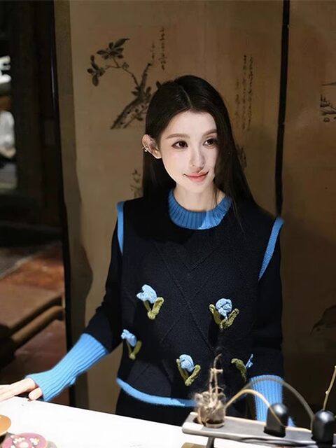 Autumn and Winter Lazy Chic Black Jacquard Knit Sweater for Women, Very Stylish Layered with a Vest, Unique and Beautiful Top