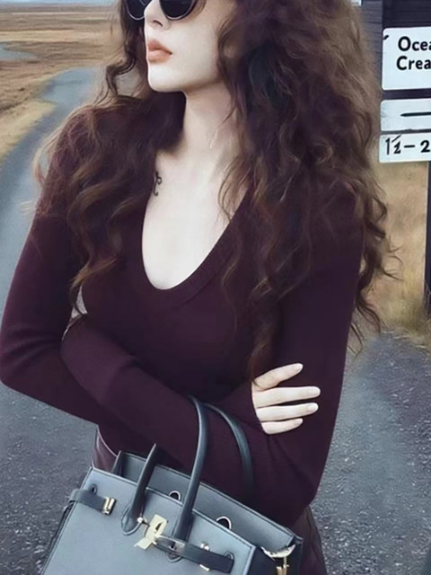 Autumn and Winter Purple U-Neck Knitwear for Women, a Stunning and Beautiful Base Layer Sweater with a Slim Fit and Elegant Style