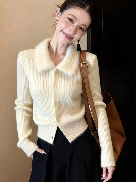 Korean-Style High-End Knitted Cardigan with Fur Collar for Women, Perfect for Autumn and Winter, a Very Stylish Thickened Sweater
