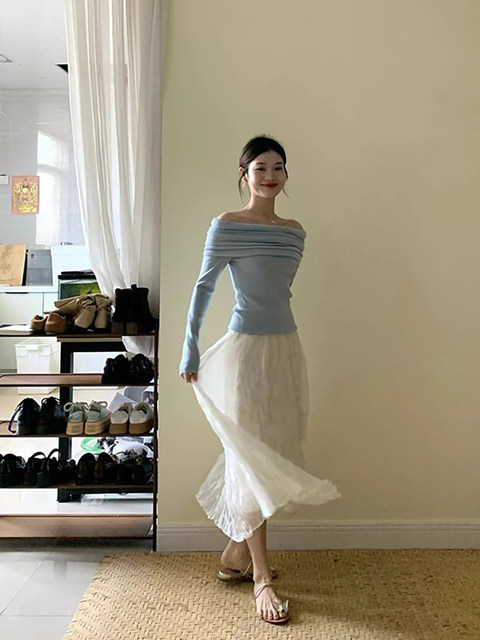 Spring and Autumn One-Shoulder Blue Knit Top for Women, Unique and Delicate, Slim-Fitting Inner Layer, Sweater with Ruched Off-Shoulder Design