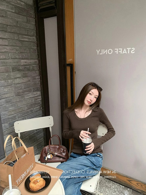 Autumn and Winter Gentle White Large-Neck Wool Knit Sweater for Women, Stylish Slim-Fit Base Sweater with Bell Sleeves for Layering