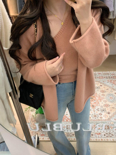 Rich Girl Miu's Outfit Includes a Pink Knitted Cardigan and a Unique and Beautiful Camisole Top Two-Piece Set for Women in Spring and Autumn