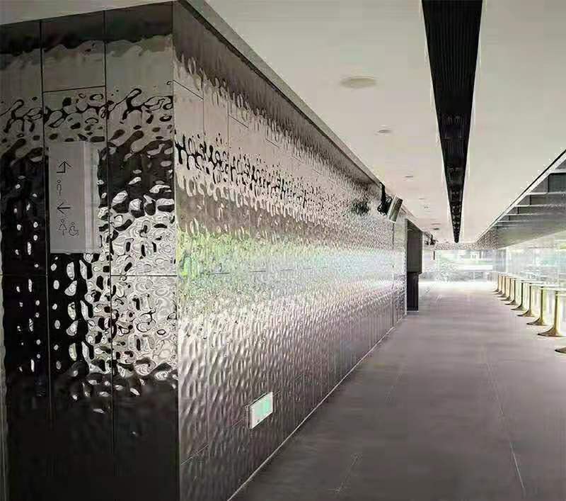 Stainless steel water corrugated board hotel ceiling suspended ceiling mirror embossed board decoration light luxury folding laser black titanium alloy