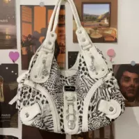 Белый леопардовый принт и сумка через плечо.