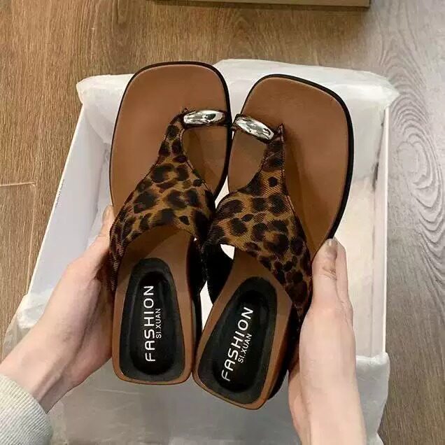 Thick-Soled Sandals to Match Skirts, Women's Summer 2026 New French-Style Leopard Print Flip-Flops for Outdoor Wear, Vintage and High-End Feel Thick-Soled Sandals to Match Skirts, Women's Summer 2026 New French-Style Leopard Print Flip-Flops for Outdoor Wear, Vintage and High-End Feel