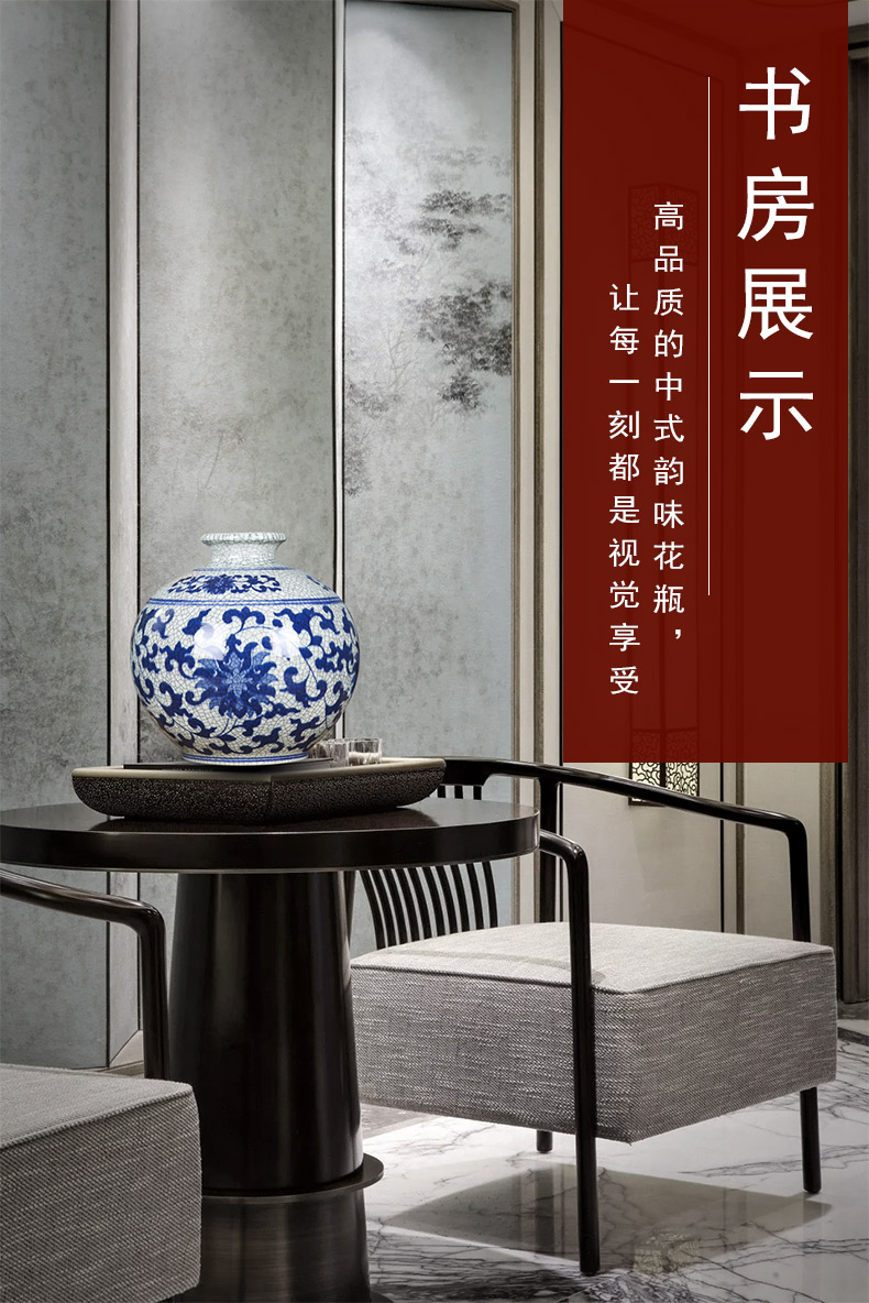 Jingdezhen ceramics blue and white porcelain vases, flower arranging, the sitting room is antique Chinese style household decorations rich ancient frame furnishing articles