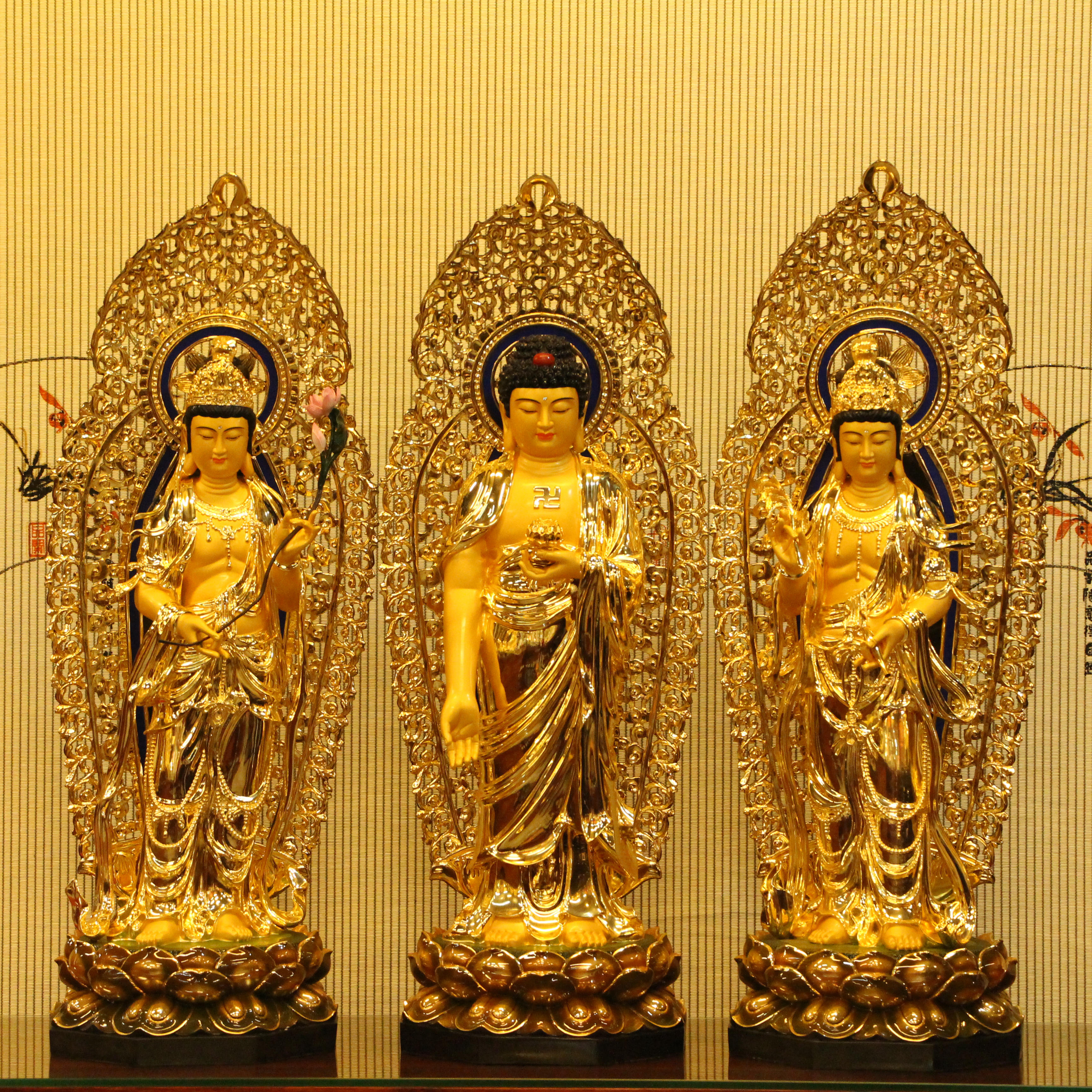 Pure copper and golden Guanyin Buddha statue dedicated to the great trend to Bodhisattva home Amitabha Buddha stands like the Western Three Holy Pendulum Pieces