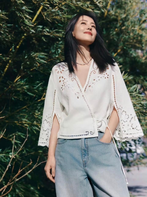 In-Stock E* Gao Yuanyuan Same Style 2026 Summer New Model Diagonal Placket White Embroidered Hollow V-Neck Tie-Up Top