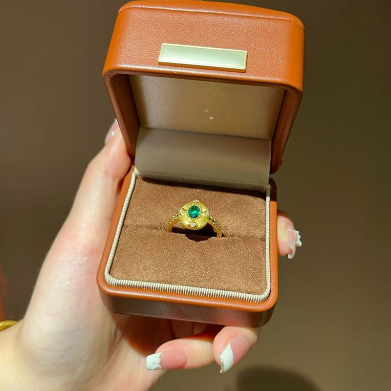 エメラルドが象嵌された5Gゴールドリング、精巧でスタイリッシュ、そして多用途。グリーンジルコンがあしらわれた999純金リング。