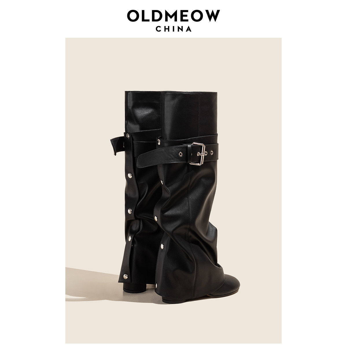 Meow, the girl with the titty boots is 2026, the new sharp-head belt with the high-lighted knight's boots is too old for his knees.
