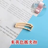 Бежевая пряжка клипа