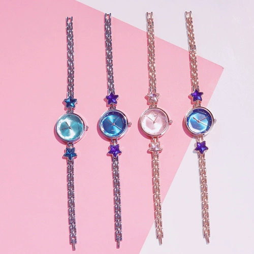 В нише в нише ученики средней школы легко читать роскошные ручные часы с k-образным простым и симпатичным лесным стилем свежего японского стиля