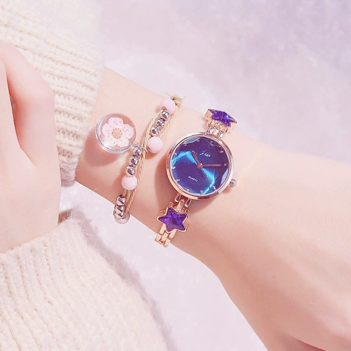 В нише в нише ученики средней школы легко читать роскошные ручные часы с k-образным простым и симпатичным лесным стилем свежего японского стиля