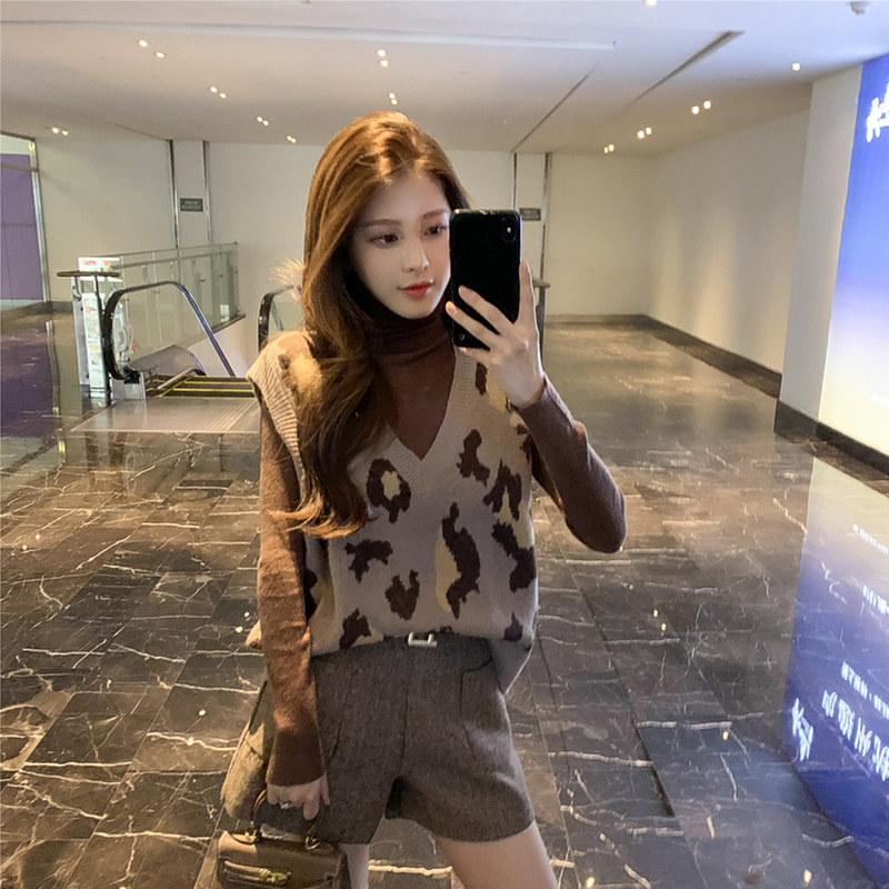 2022 Spring paragraph new ladies trendy fashion design sensation small crowdwear vest knit waistcoat outside wearing waistcoat